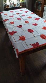 Obrus bawełniany na stół z motywem czerwonych tulipanów 180x140cm.