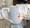 Kubek świąteczny porcelanowy Greengate Mug Xmas letter pale blue 9x10cm kolor błękitny 300ml