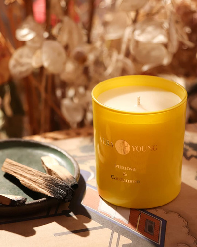 Świeca sojowa zapachowa Vera Young Bliss - Mimosa & Cardamom 1 drewniany knot 220g czas palenia około 70h