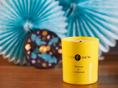 Świeca sojowa zapachowa Vera Young Bliss - Mimosa & Cardamom 1 drewniany knot 220g czas palenia około 70h