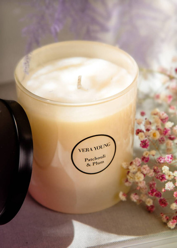 Świeca sojowa zapachowa Vera Young Dandy - Plum & Patchouli 1 knot bawełniany 220g czas palenia około 55h