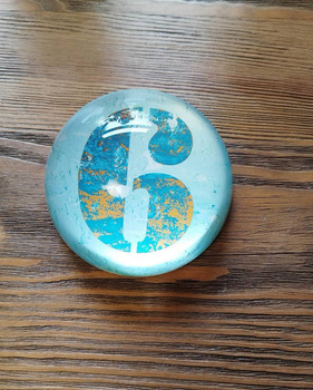 Przycisk do papieru szklany kolor błękitny średnica 10cm wysokość 6cm