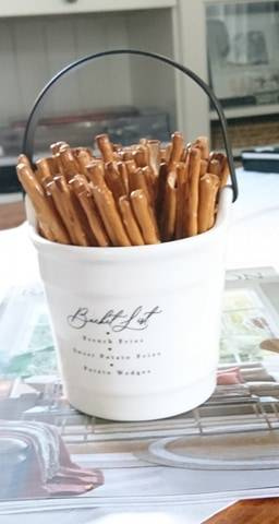 Riviera Maison porcelanowe wiaderko na przekąski Choose Your Fries Bucket 16,5cm.
