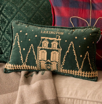 Lexington Poduszka Świąteczna Kamieniczka zielona Winter House Organic Cotton Velvet 50x30 cm kolor zielony 100% bawełna