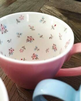 Greengate Kubek porcelanowy Junia inside pale pink jasny róż 300ml 9x10cm