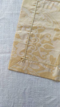 Bieżnik Mollton 40x210cm ciepły odcień złota 90% akryl 10% nić metaliczna 