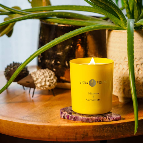 Świeca sojowa zapachowa Vera Young Bliss - Mimosa & Cardamom 1 drewniany knot 220g czas palenia około 70h