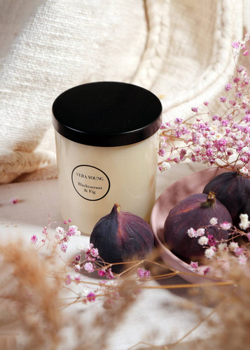 Świeca sojowa zapachowa Vera Young Dandy - Blackcurrant & Fig 1 knot bawełniany 220g czas palenia około 55h