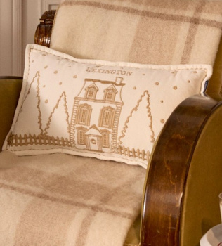 Lexington Poduszka Świąteczna Kamieniczka złota Winter House Organic Cotton Velvet 50x30 cm kolor biały 100% bawełna