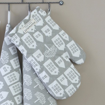 Rękawica kuchenna Kamieniczki Town Houses Grey Krasilnikoff Danish Design 29x18cm kolor szary 100% bawełna