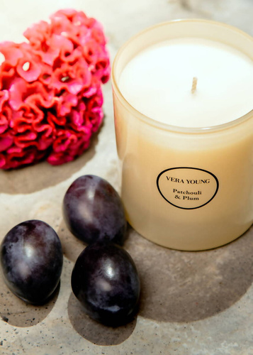 Świeca sojowa zapachowa Vera Young Dandy - Plum & Patchouli 1 knot bawełniany 220g czas palenia około 55h