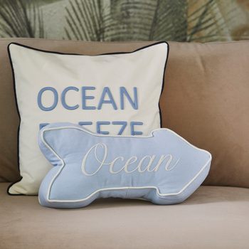 Riviera Maison Poduszka dekoracyjna drogowskaz OCEAN Beach Sign Box Pillow kolor błękitny z białym haftem 50x21,5cm