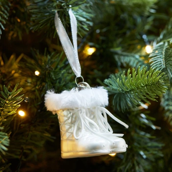 Riviera Maison Bombka szklana Buty Sparkly Snowboots Ornament kolor perłowa biel 8cm
