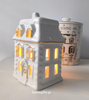 Lampion świąteczny Kamieniczka Lexington 15x8,5x10cm ceramika kolor biały