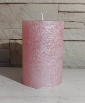 Świeca dekoracyjna walec Metalic perłowy róż metaliczny połysk 12x8cm czas palenia około 80h