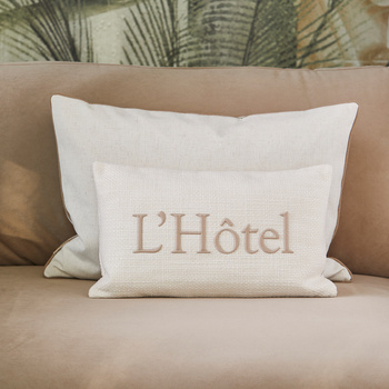 Riviera Masion poszewka na poduszę L'Hotel 50x30cm kolor kremowej bieli.