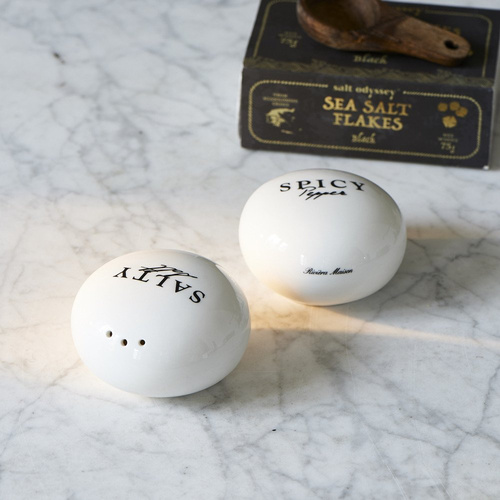 Riviera Maison, komplet sól i pieprz, Salty Salt Spicy Pepper Set, biały, porcelanowy, 7x4,5cm.